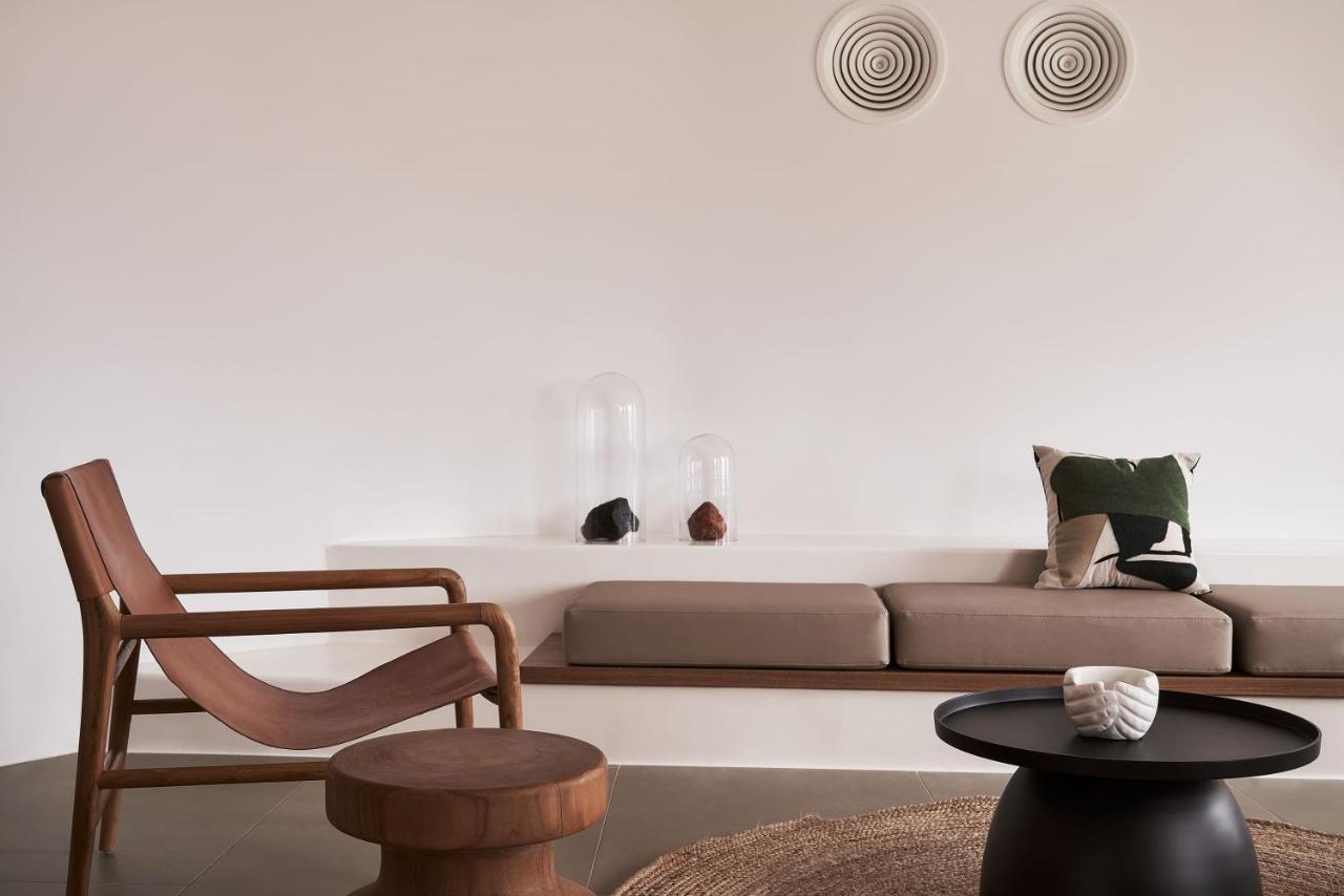 Orama Hotel & Spa ثيرا المظهر الخارجي الصورة A living room with a sofa and a chair